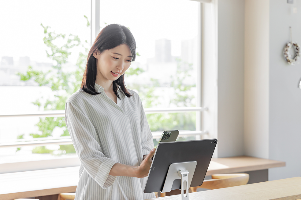 ホテルのチェックインカウンターのイメージ（山本さまご用意予定素材）